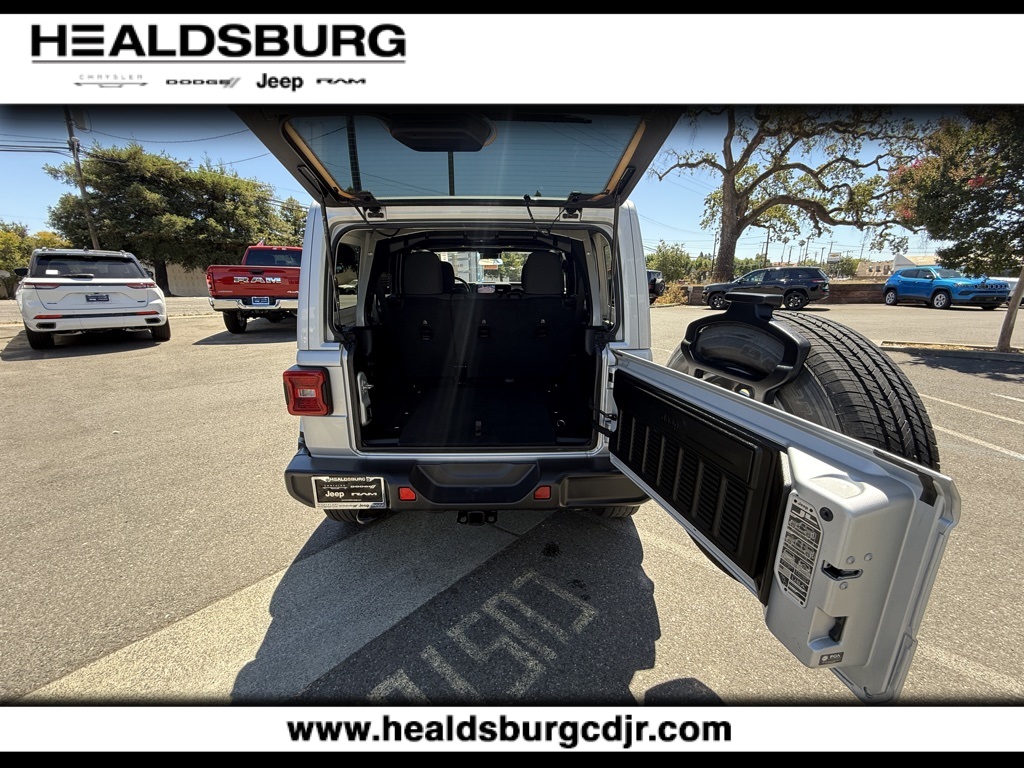2024 Jeep Wrangler Sahara photo 24