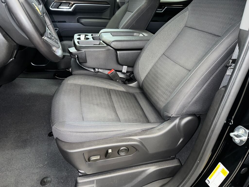 2022 Chevrolet Silverado 1500 LT photo 2