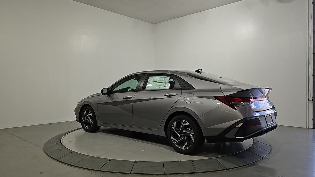 2025 Hyundai Elantra SEL Sport photo 3