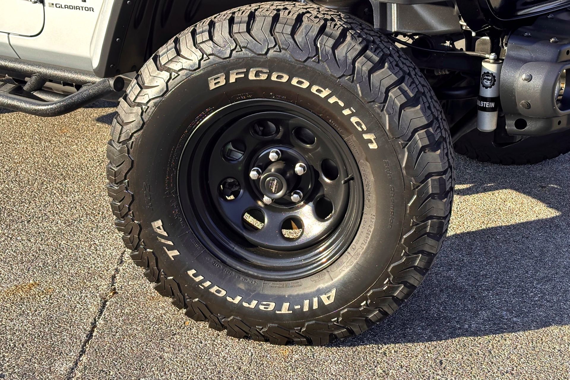 2023 Jeep Gladiator Willys photo 2