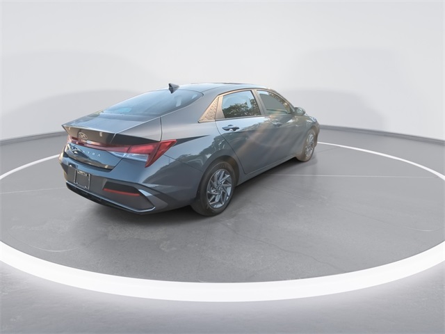 2024 Hyundai Elantra SEL photo 8
