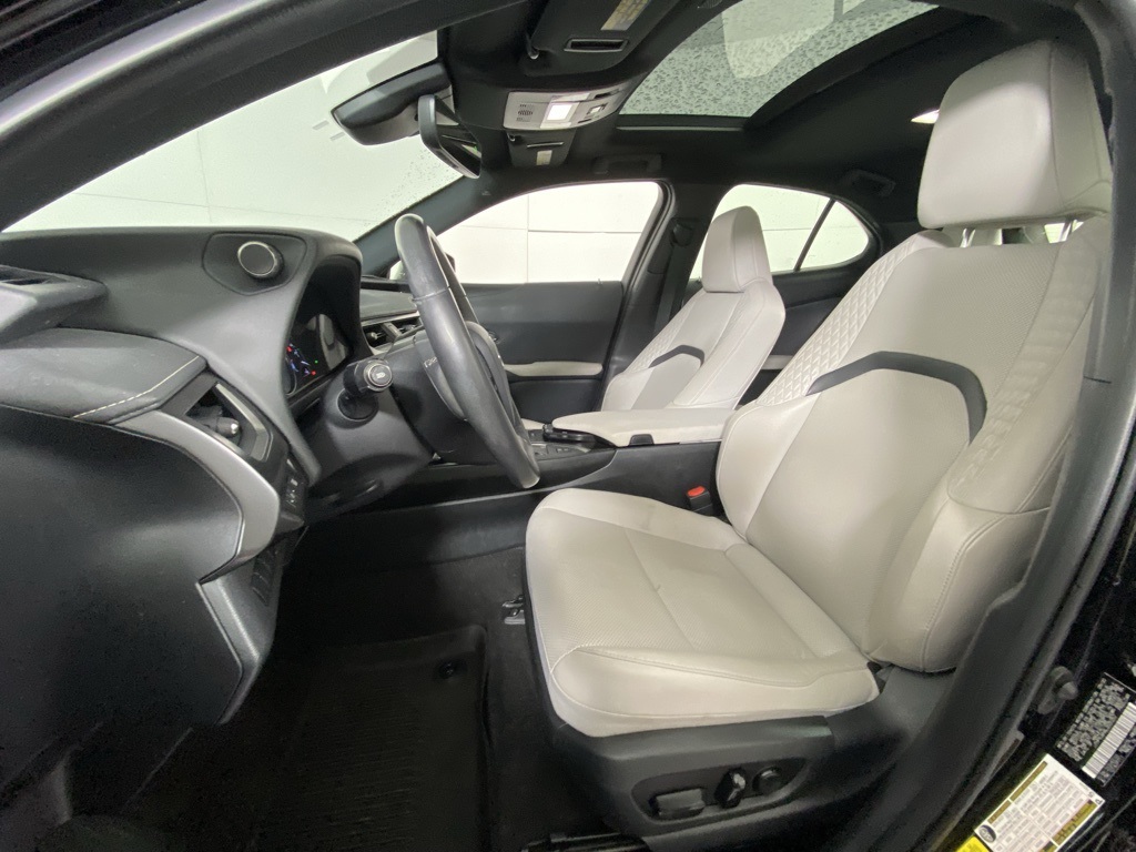 2020 Lexus UX 250h Premium photo 2