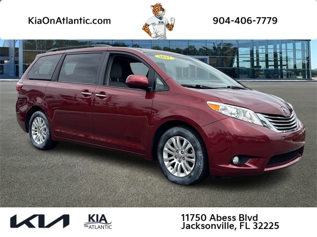 2017 Toyota Sienna XLE's photo