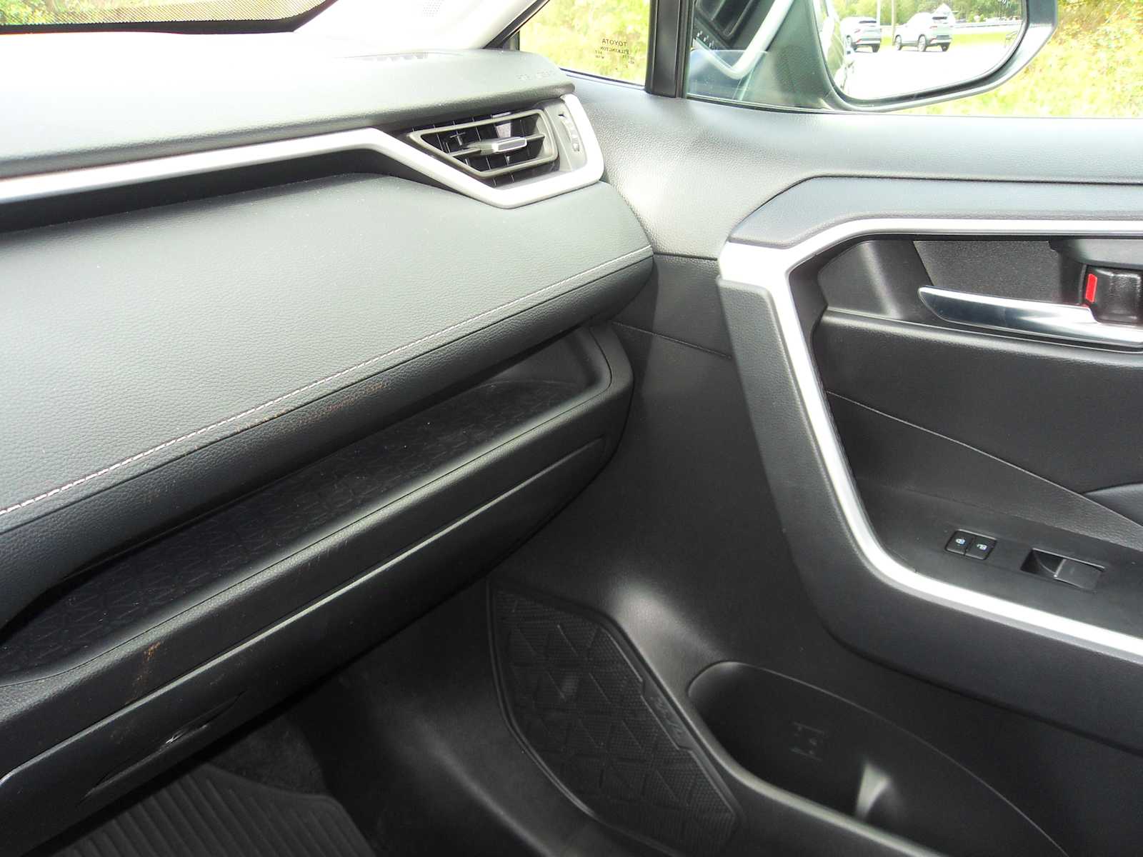 2024 Toyota RAV4 XLE Premium photo 31