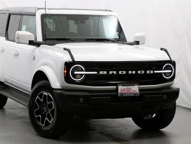 2025 Ford Bronco Outer Banks photo 2