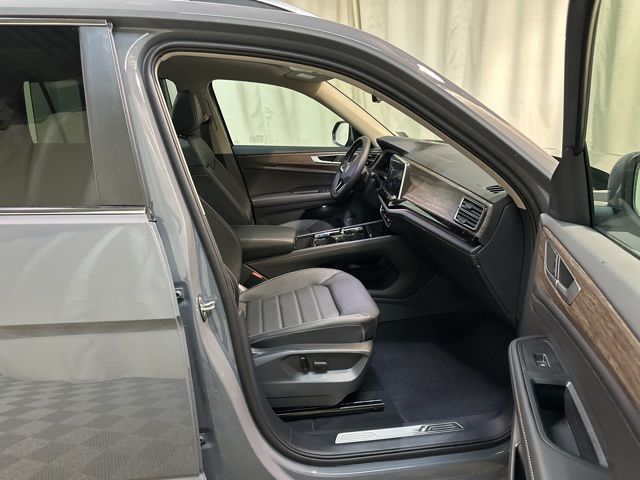 2025 Volkswagen Atlas SEL photo 34