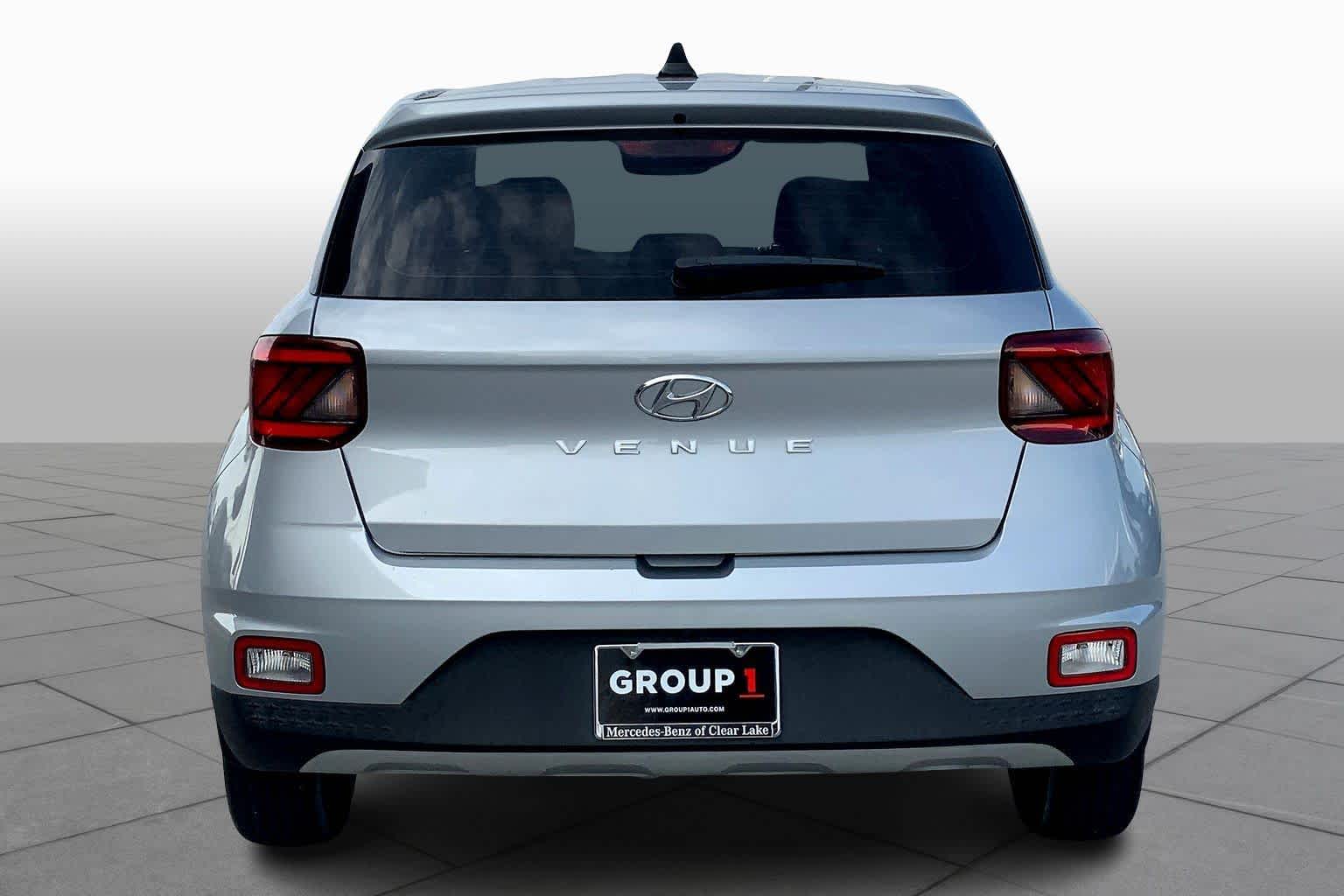 2022 Hyundai Venue SE photo 3