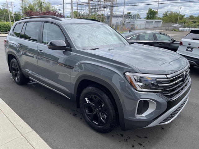 2025 Volkswagen Atlas SE Technology Peak Edition photo 3