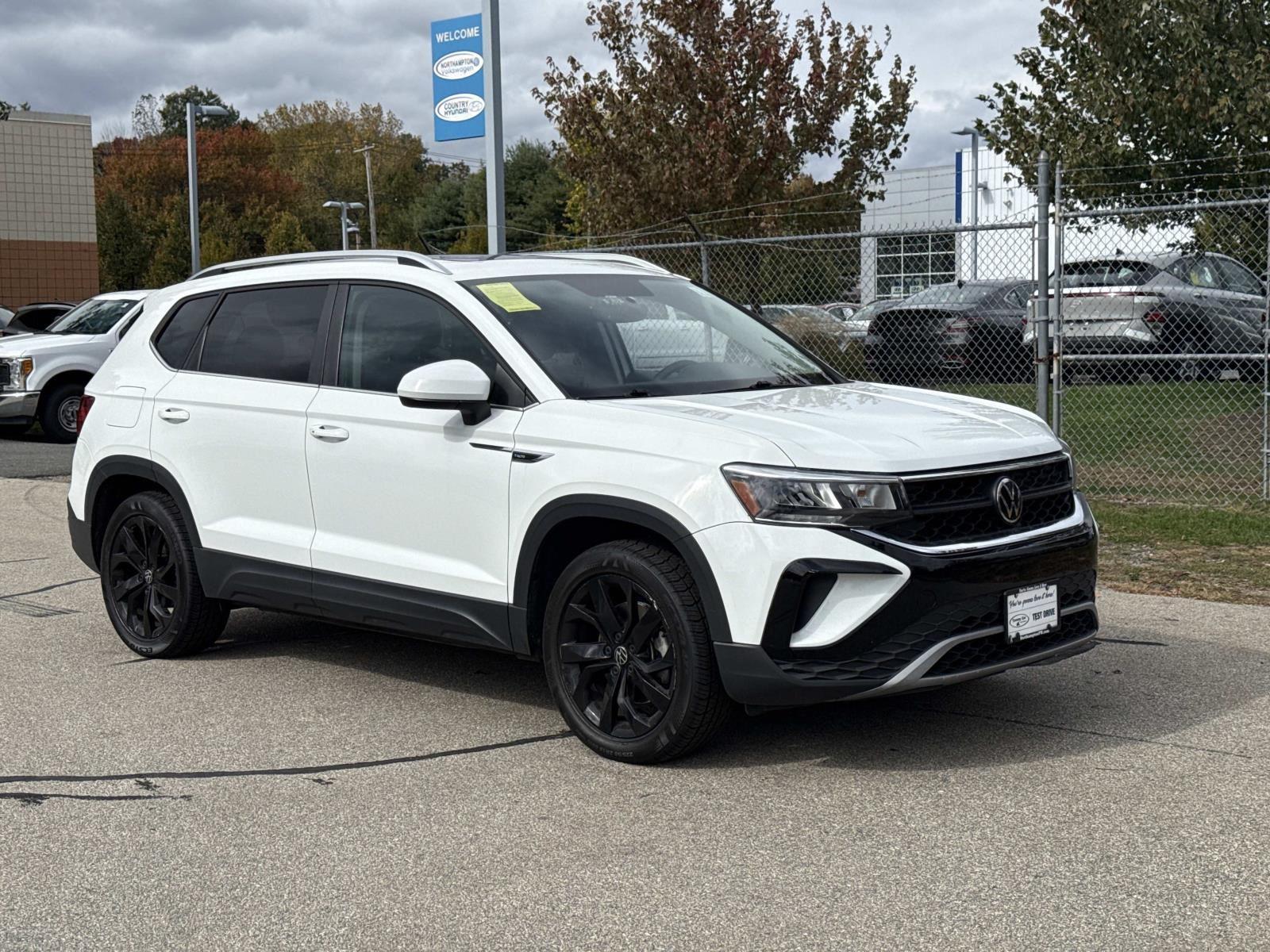 2022 Volkswagen Taos SE photo 3