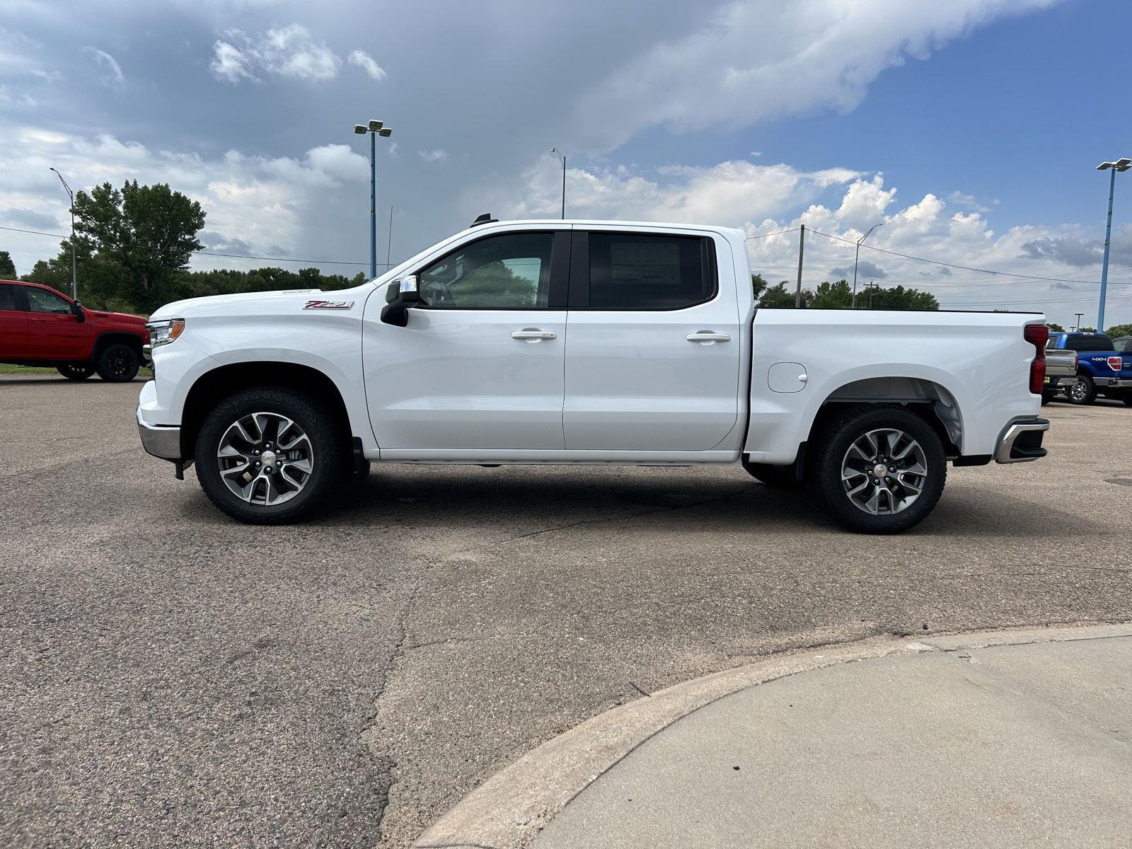 2025 Chevrolet Silverado 1500 LT photo 4