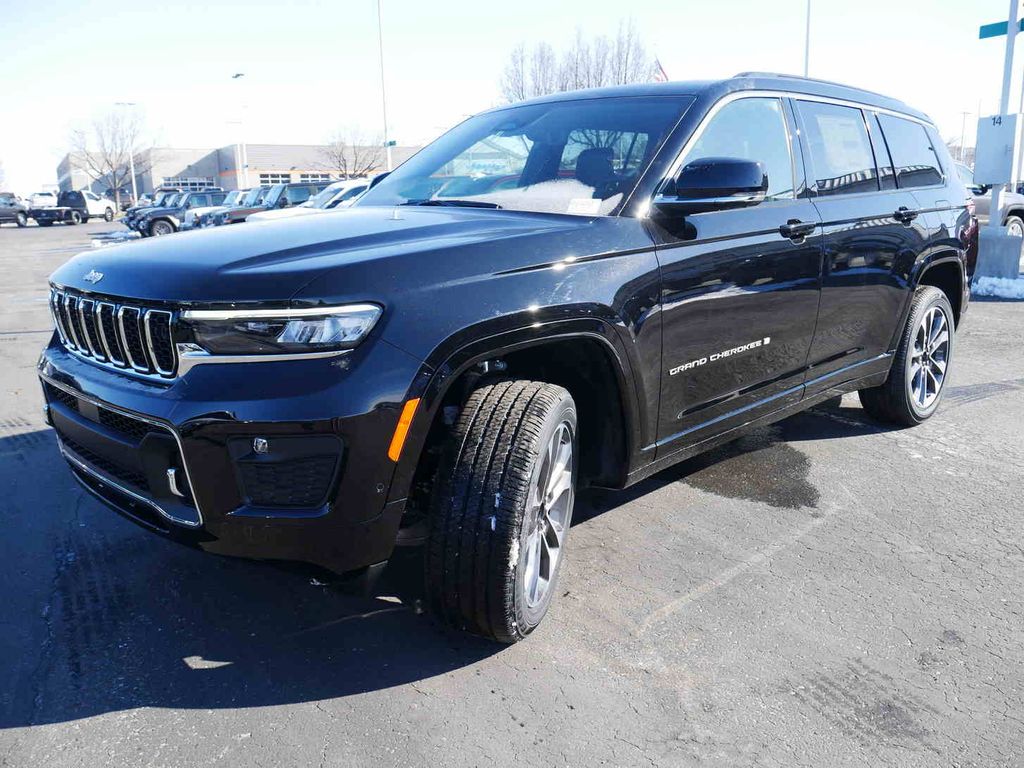 2025 Jeep Grand Cherokee Overland photo 3
