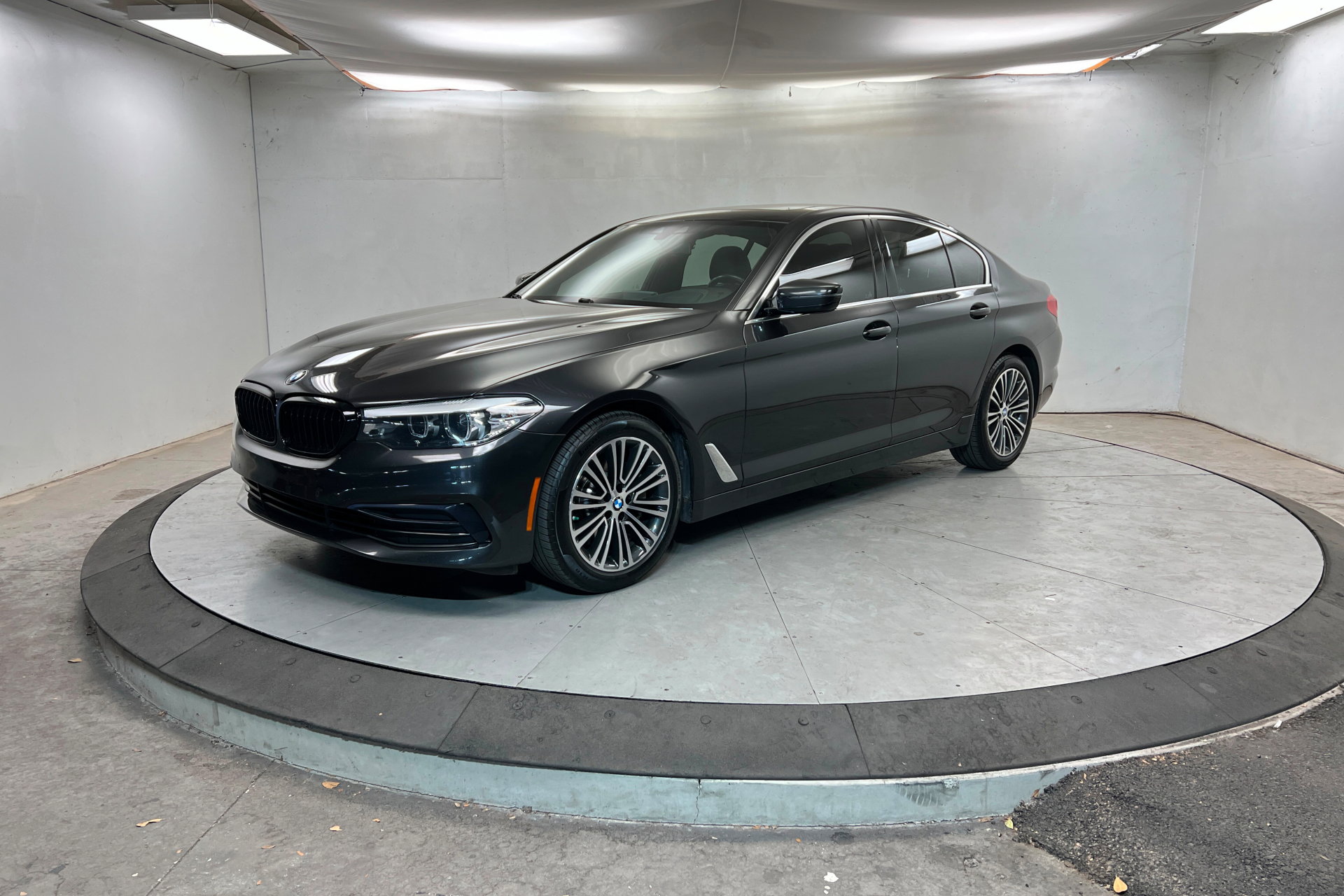 2019 BMW 5 Series 530i's photo