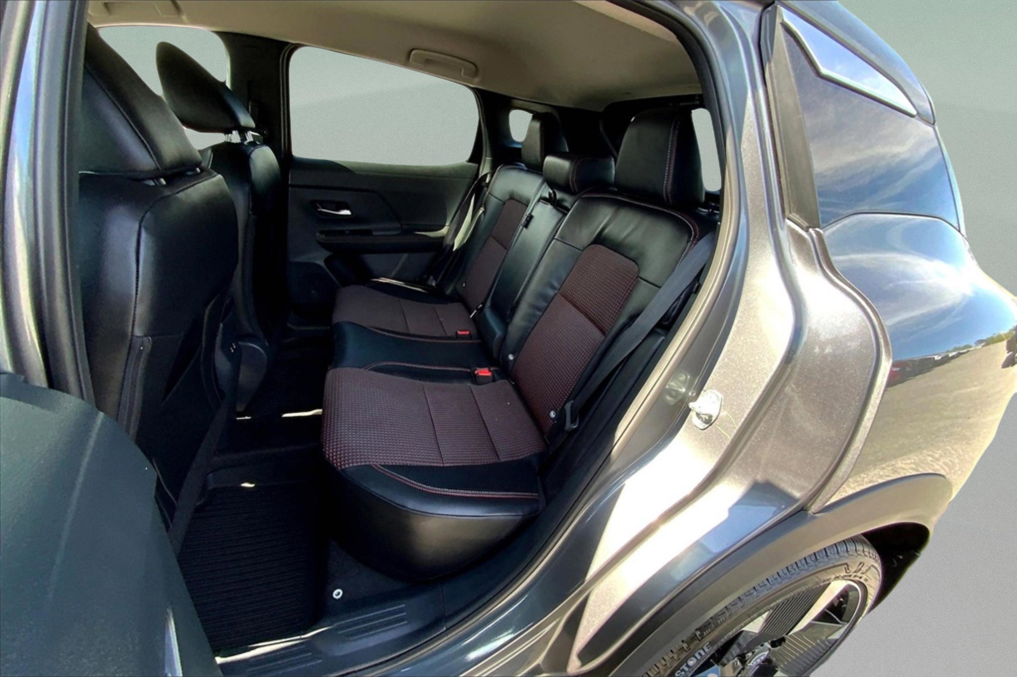 2025 Nissan Kicks SR photo 9