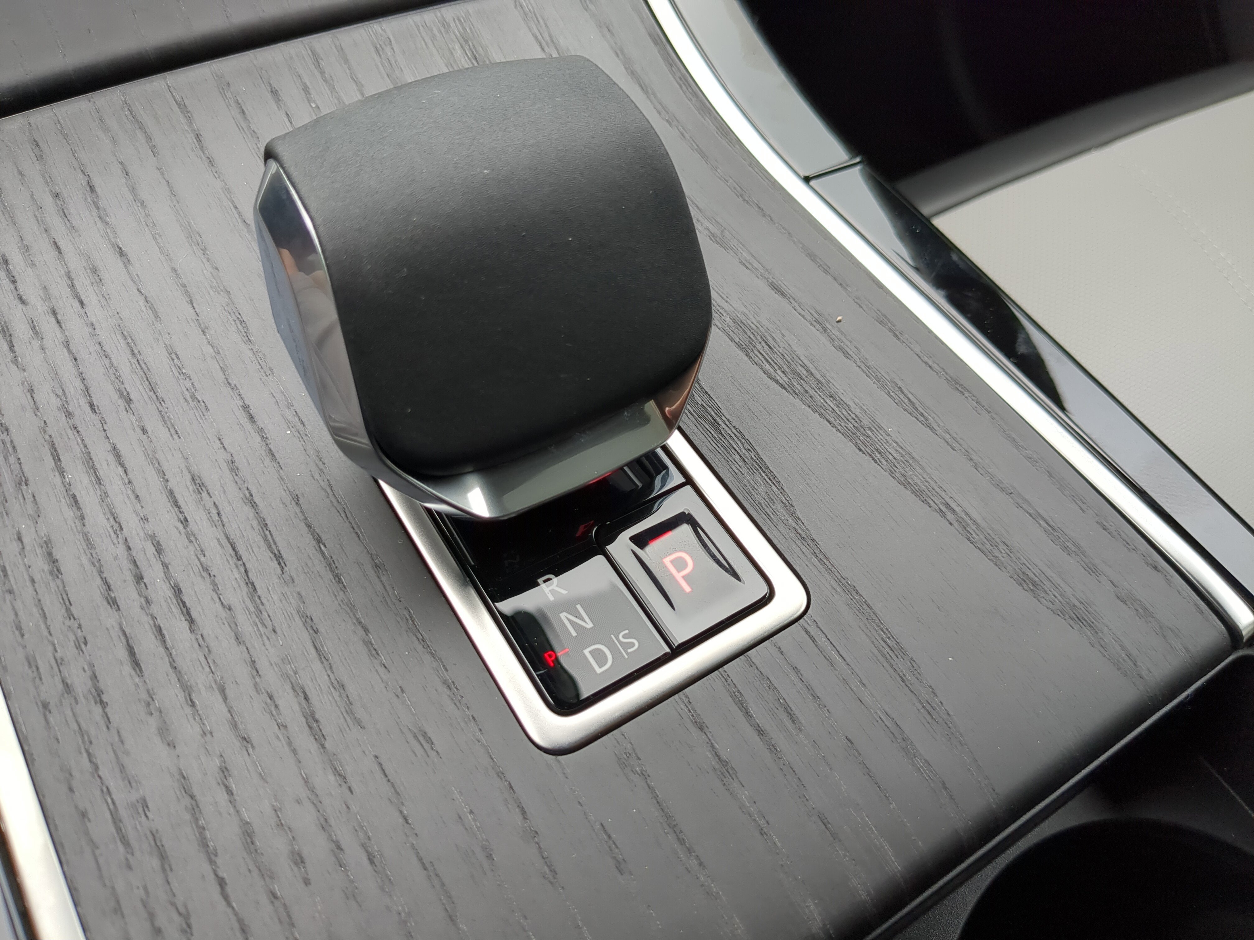 2026 Land Rover Range Rover Velar SE photo 10
