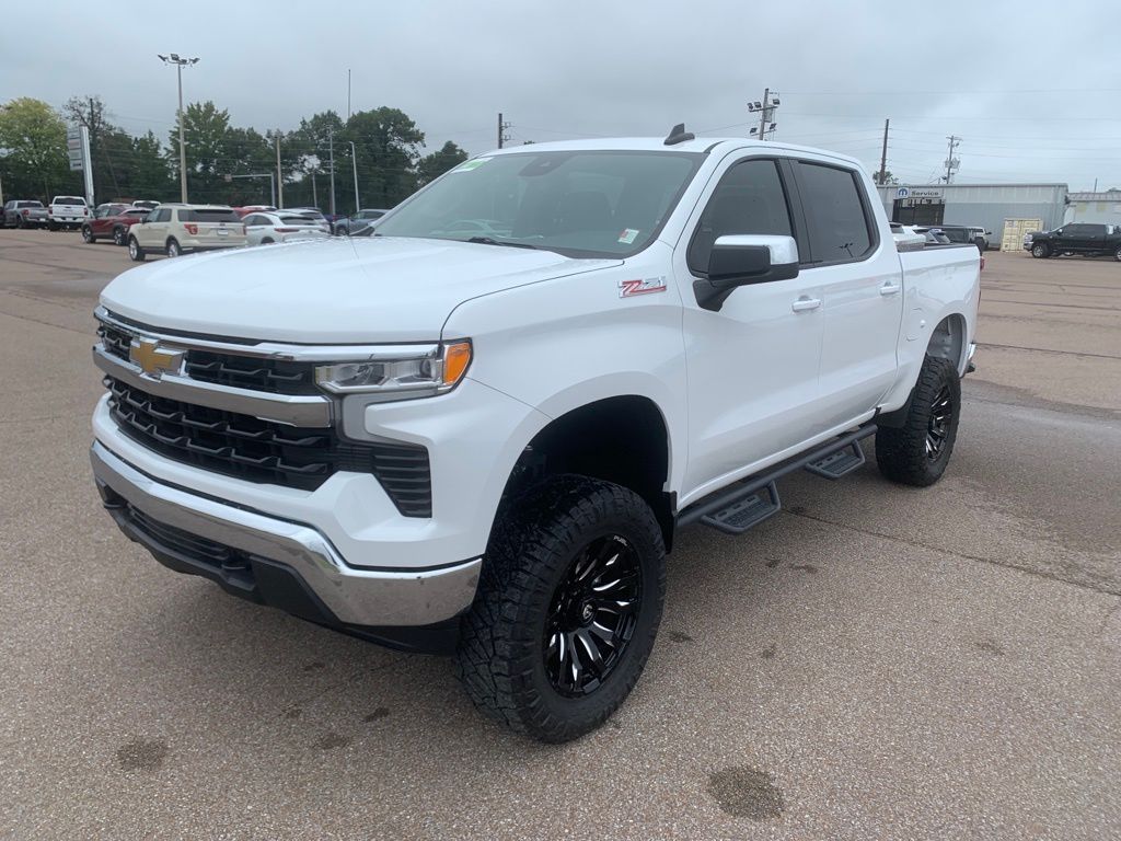 2024 Chevrolet Silverado 1500 LT photo 3