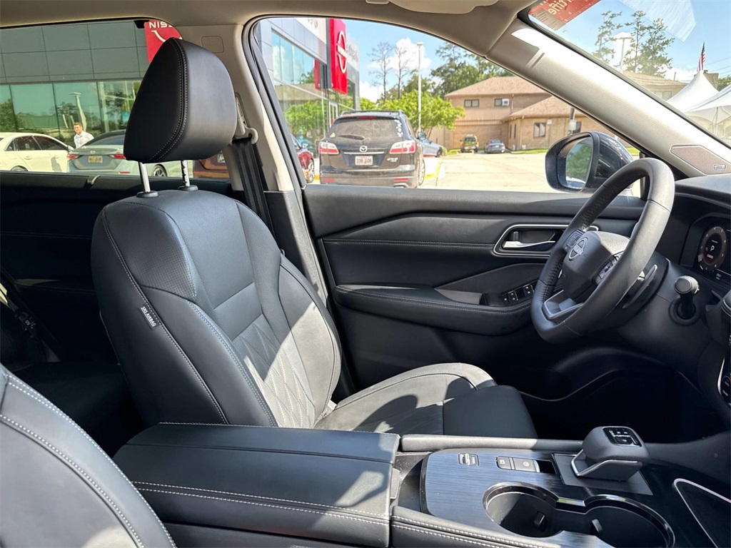 2025 Nissan Rogue Platinum photo 9