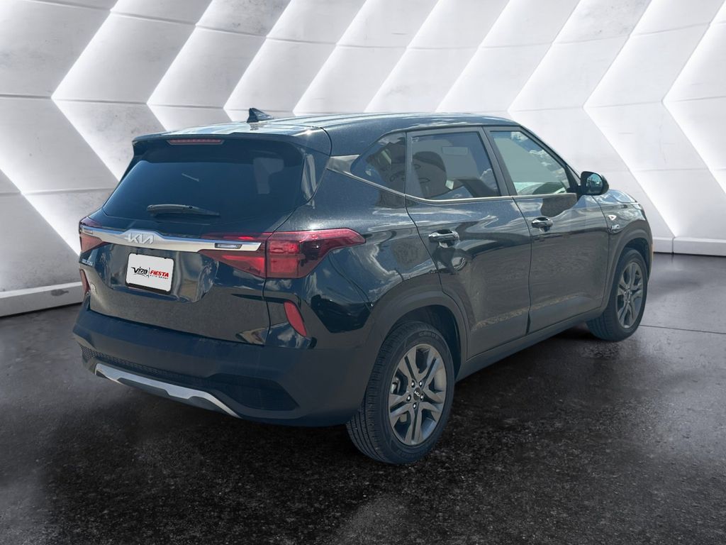 2023 Kia Seltos LX photo 4
