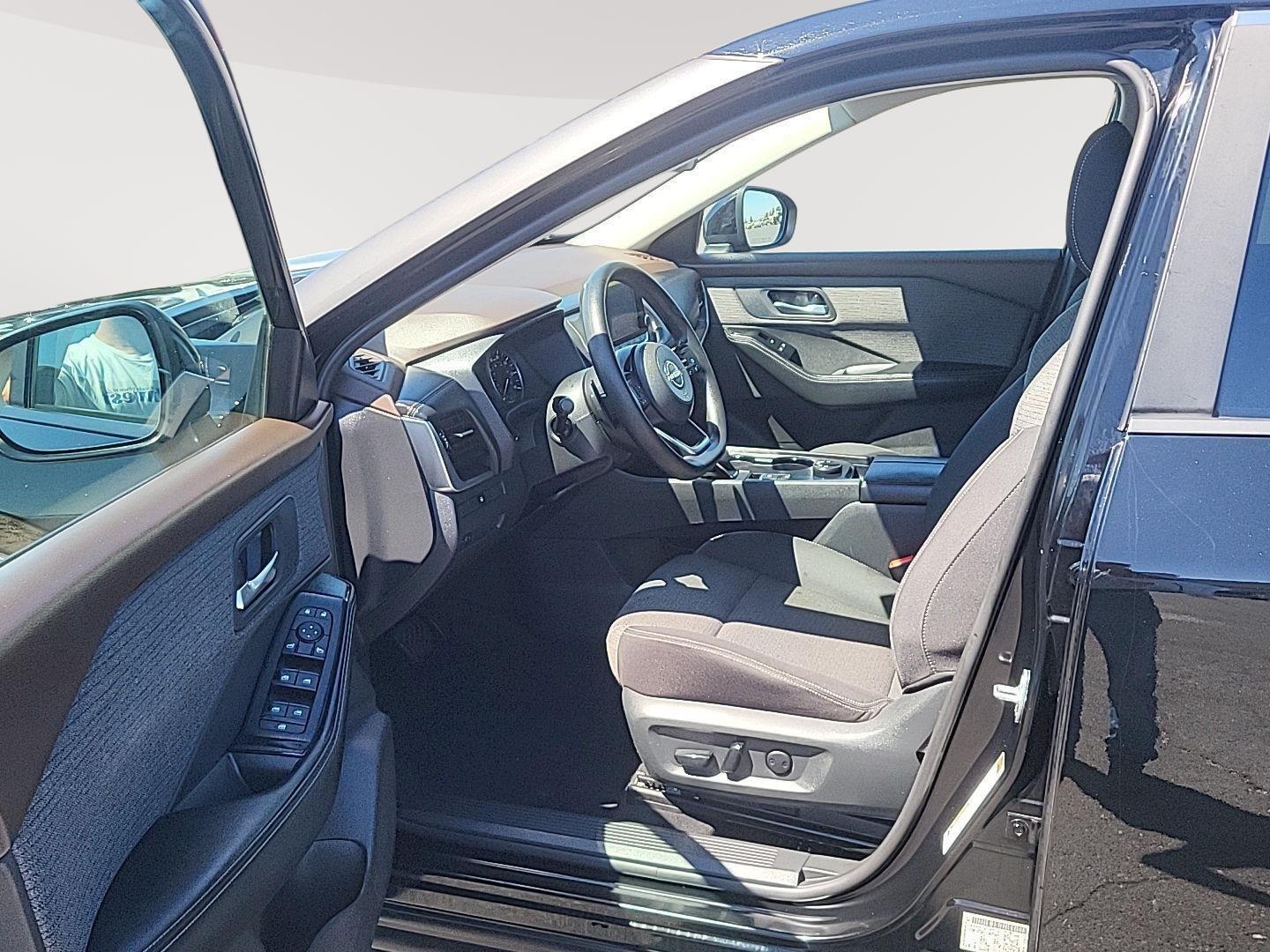 2022 Nissan Rogue SV photo 6