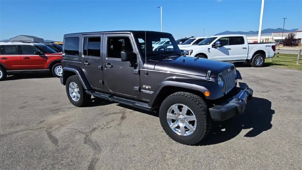 2016 Jeep Wrangler Unlimited Sahara photo 2