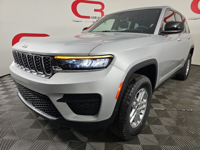 2025 Jeep Grand Cherokee Laredo Altitude photo 3
