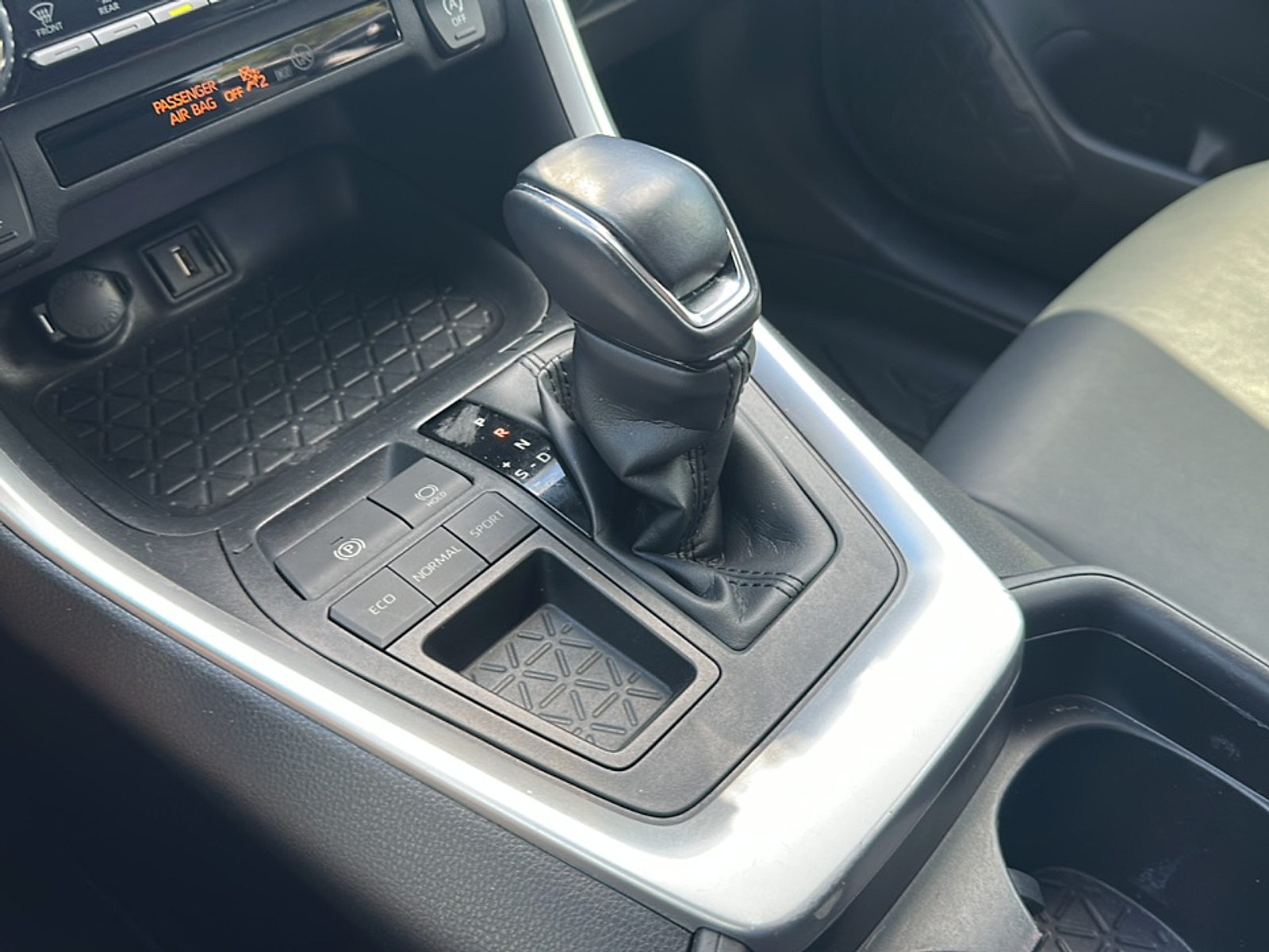 2020 Toyota RAV4 XLE Premium photo 16