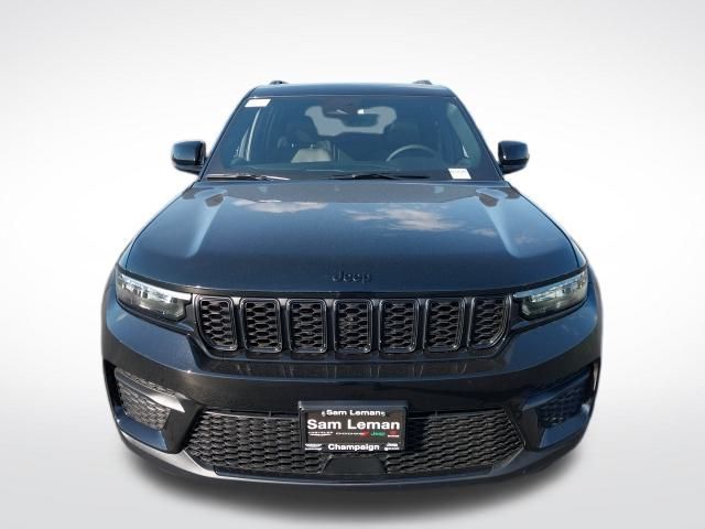 2025 Jeep Grand Cherokee Laredo Altitude photo 3