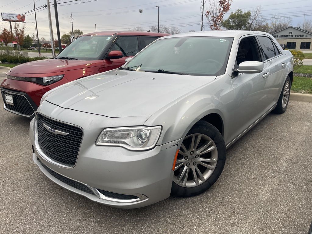 2019 Chrysler 300 Touring's photo