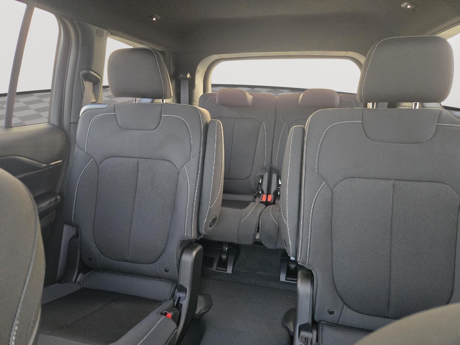 2025 Jeep Grand Cherokee Laredo X photo 11