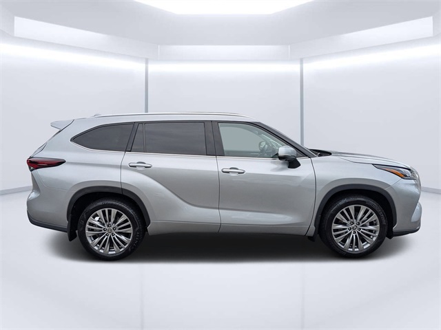 2024 Toyota Highlander Platinum photo 2