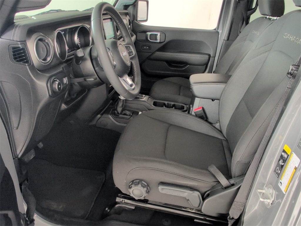 2023 Jeep Wrangler Sahara photo 6