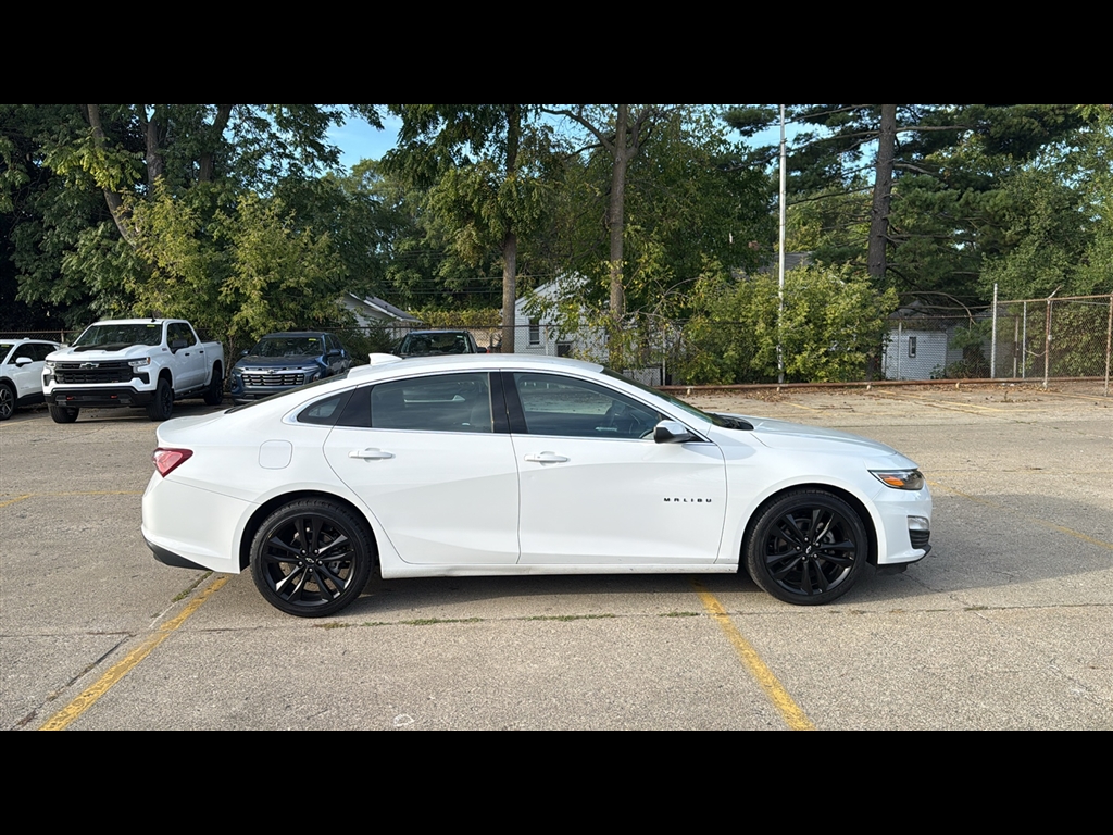 2023 Chevrolet Malibu 1LT photo 2