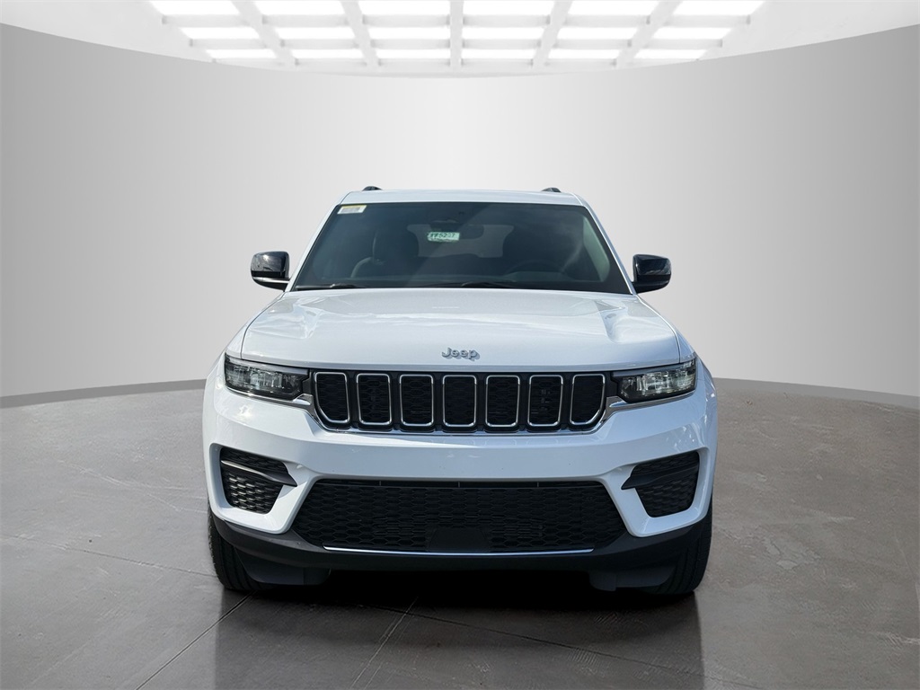 2025 Jeep Grand Cherokee Laredo photo 2