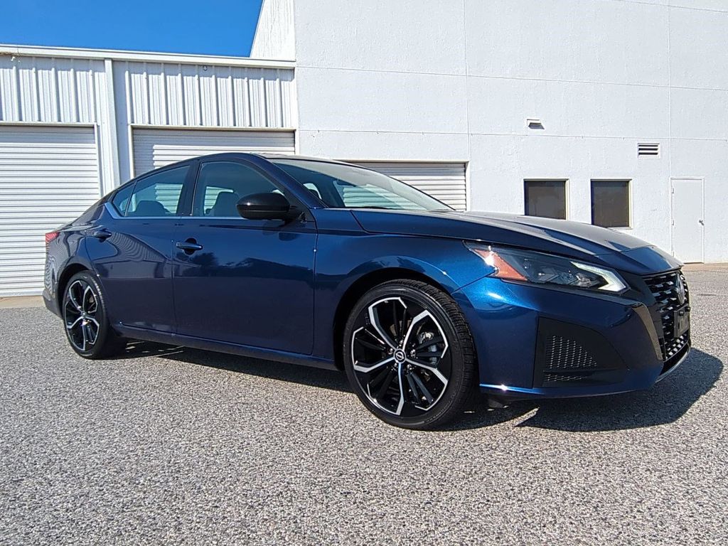 2023 Nissan Altima 2.5 SR photo 2