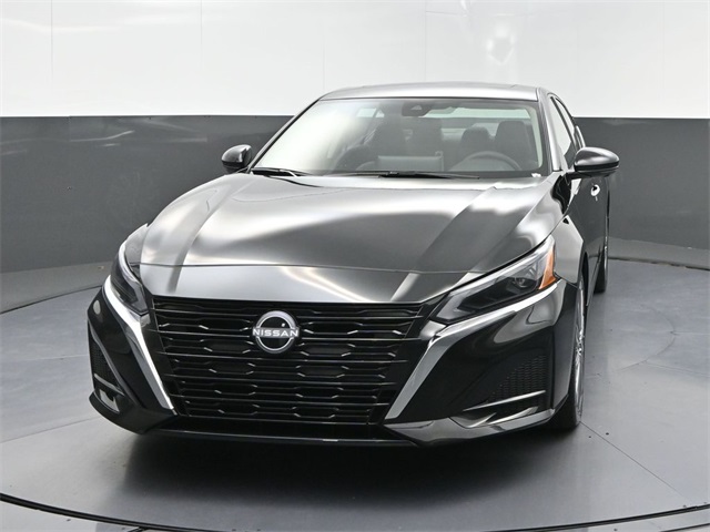 2025 Nissan Altima SL photo 2