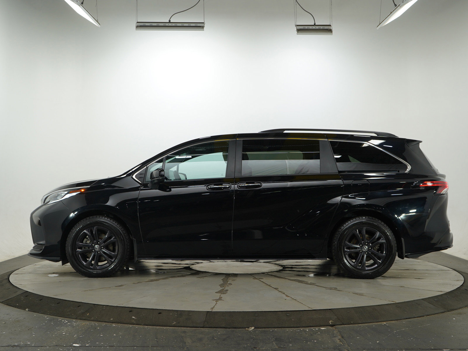 Used 2024 Toyota Sienna XSE with VIN 5TDGSKFC1RS143815 for sale in Bloomington, Minnesota