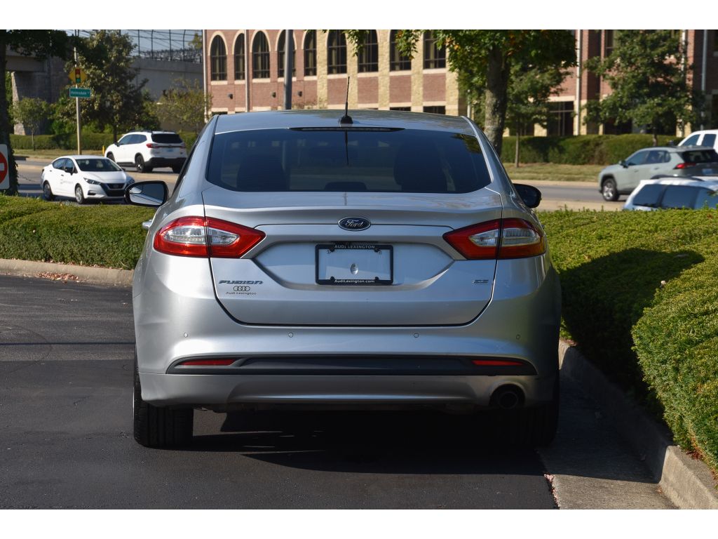 2016 Ford Fusion SE photo 5