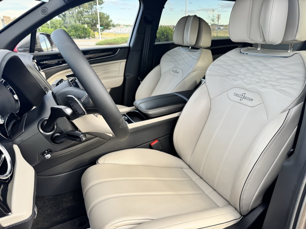 2023 Bentley Bentayga EWB photo 2