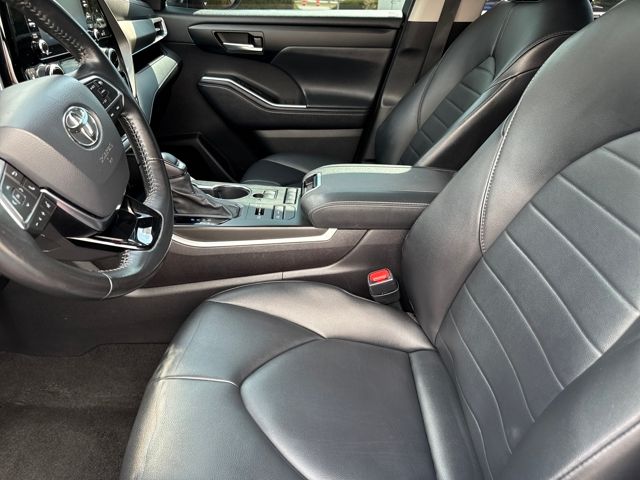 2021 Toyota Highlander XLE photo 12