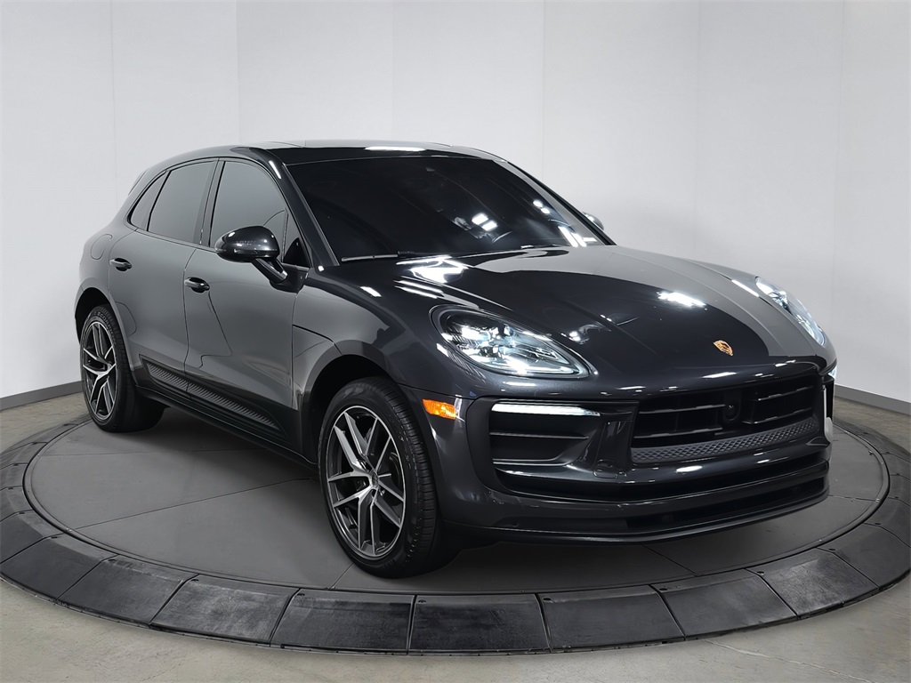 2023 Porsche Macan T photo 3