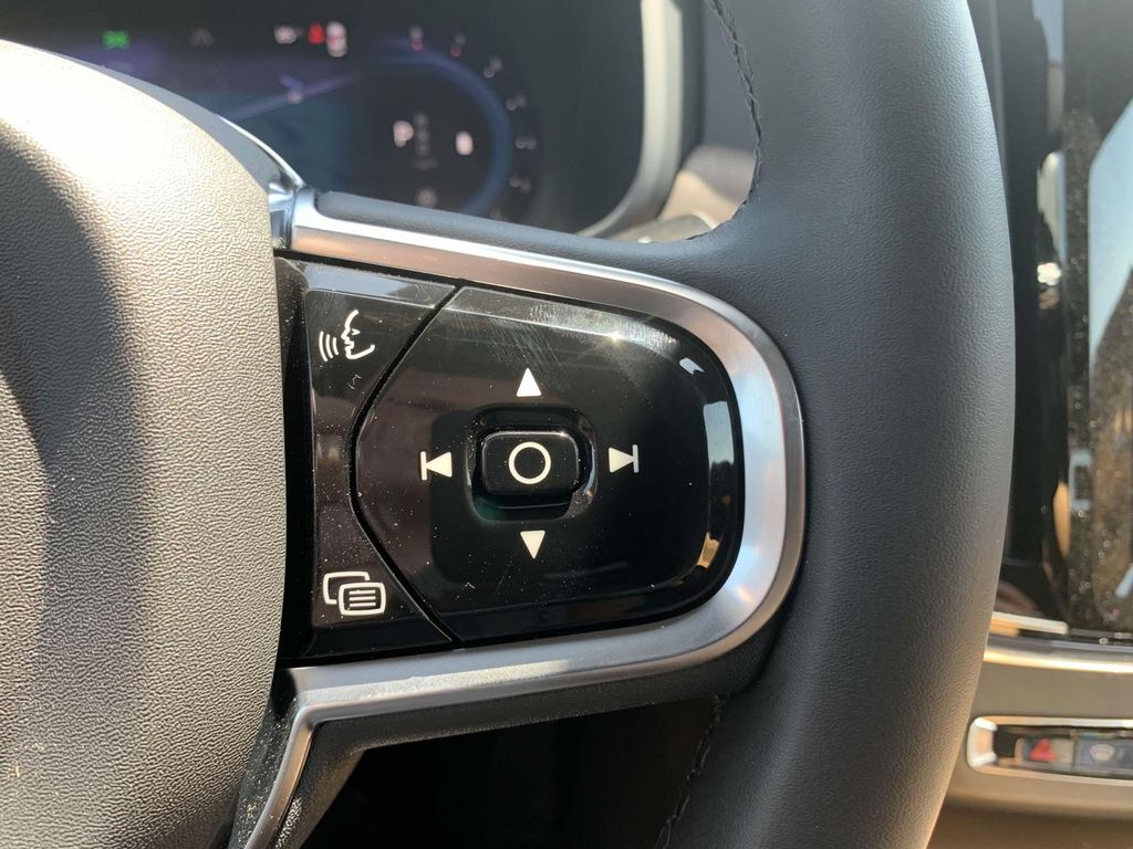 2025 Volvo S90 photo 9
