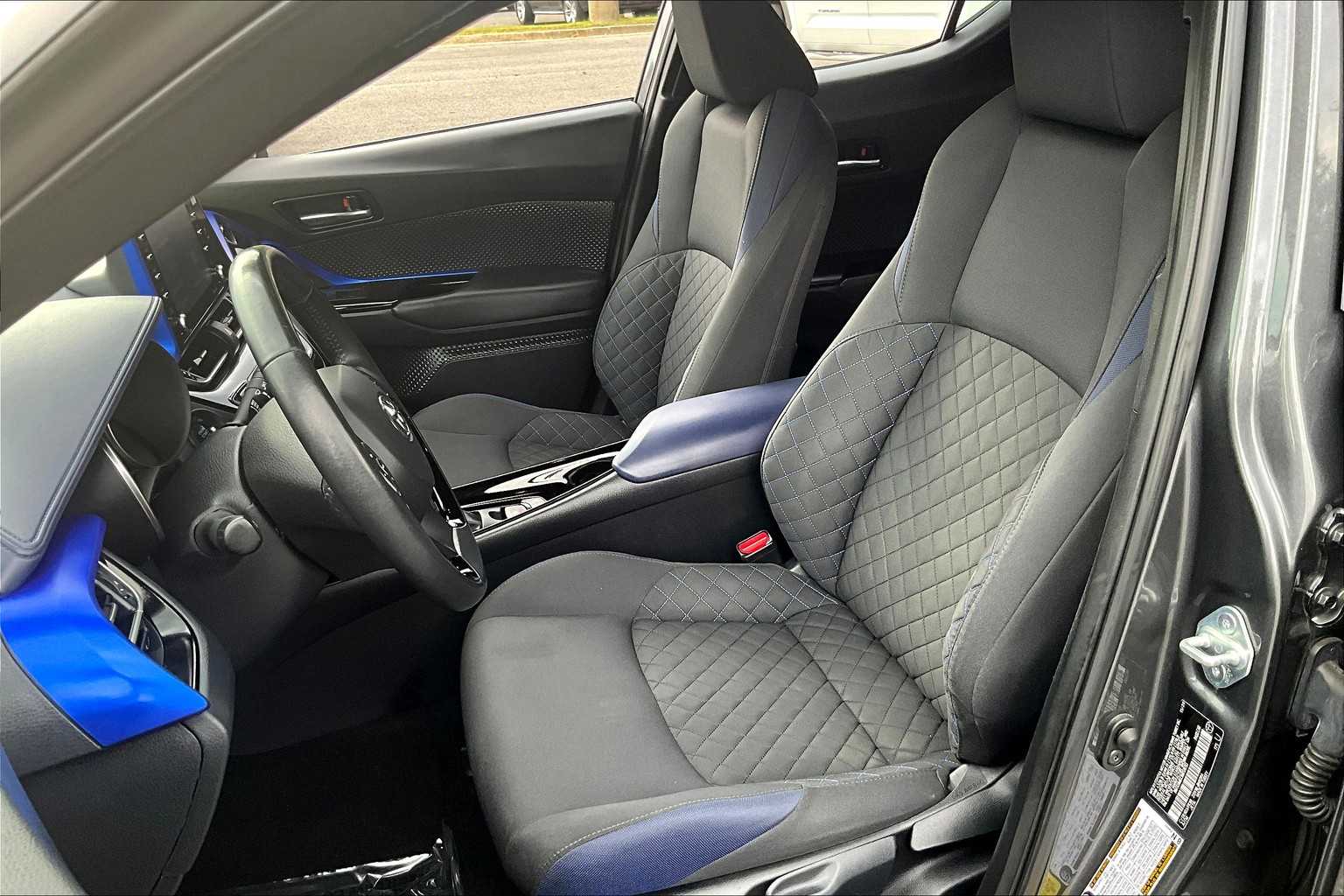 2021 Toyota C-HR XLE photo 7