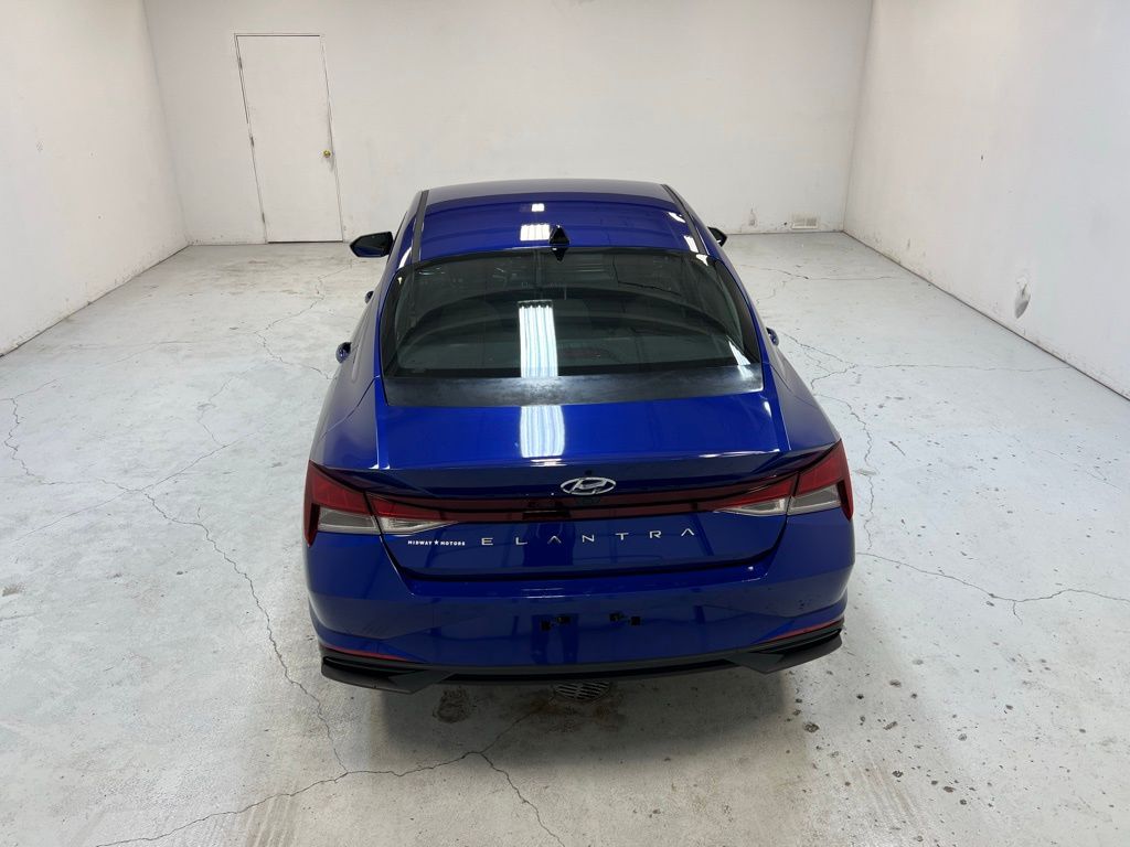 2022 Hyundai Elantra SEL photo 3