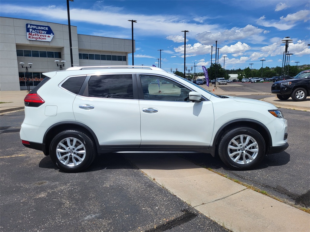 2017 Nissan Rogue SV photo 3