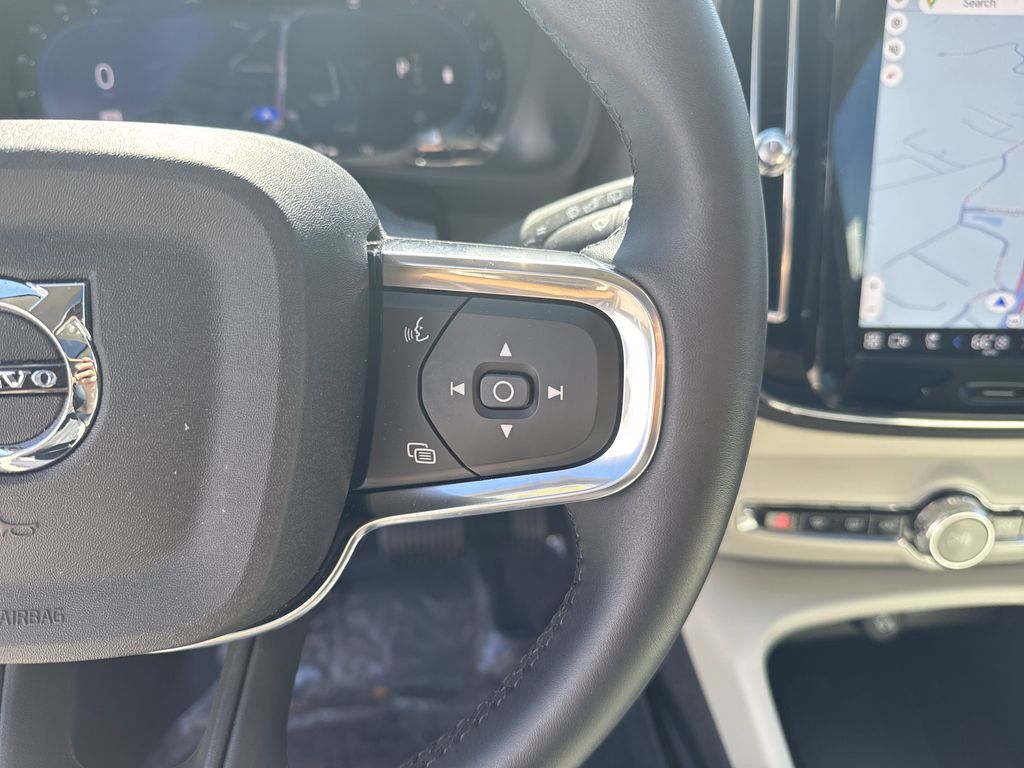 2025 Volvo XC40 Plus photo 19