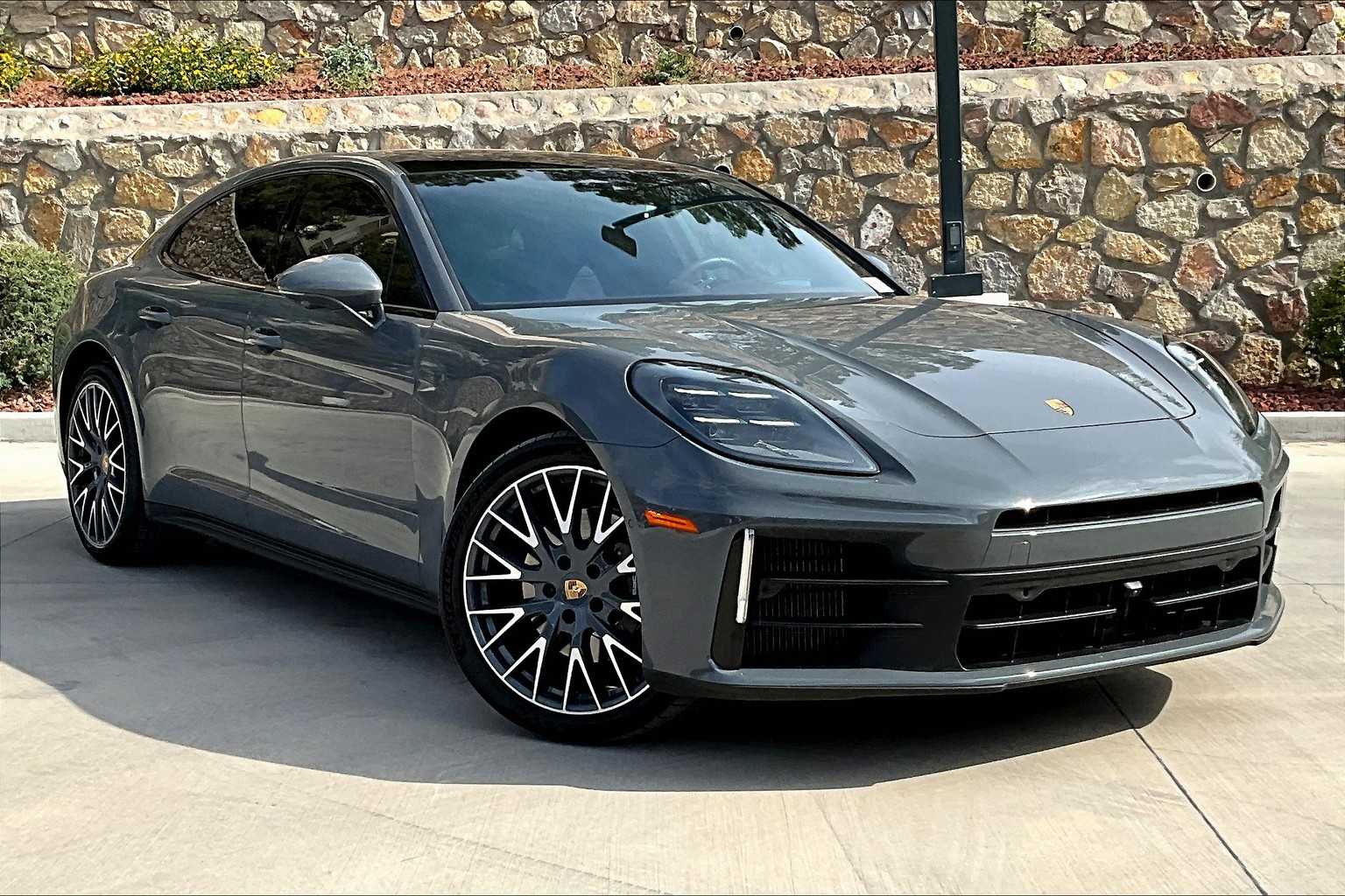 2025 Porsche Panamera 4 photo 9