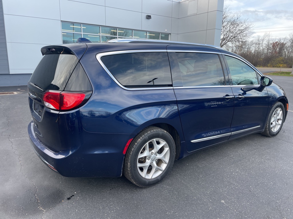 2018 Chrysler Pacifica Touring Plus photo 4