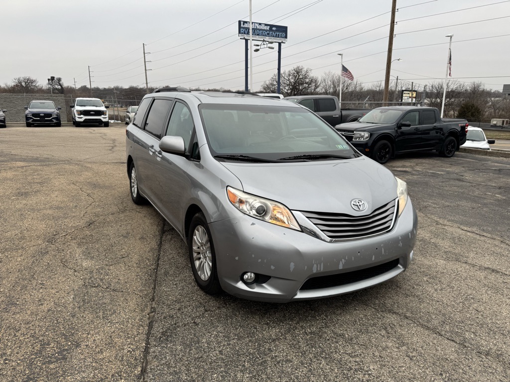 2016 Toyota Sienna XLE's photo