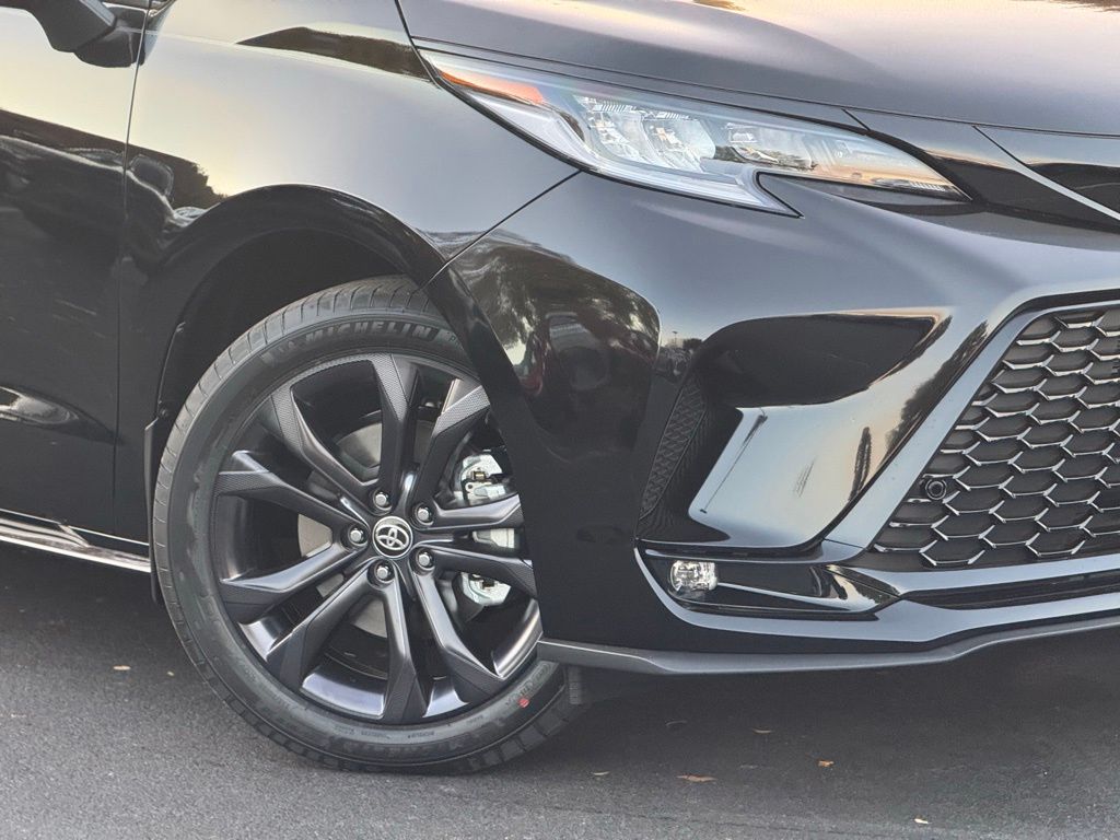 2025 Toyota Sienna XSE photo 3