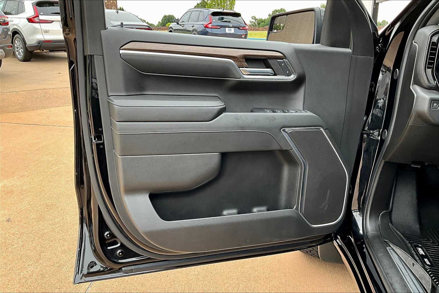 2024 Chevrolet Silverado 1500 RST photo 18