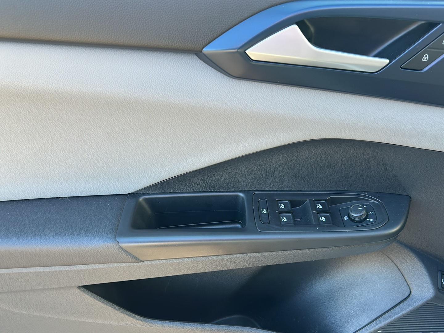 2023 Volkswagen Taos SE photo 10